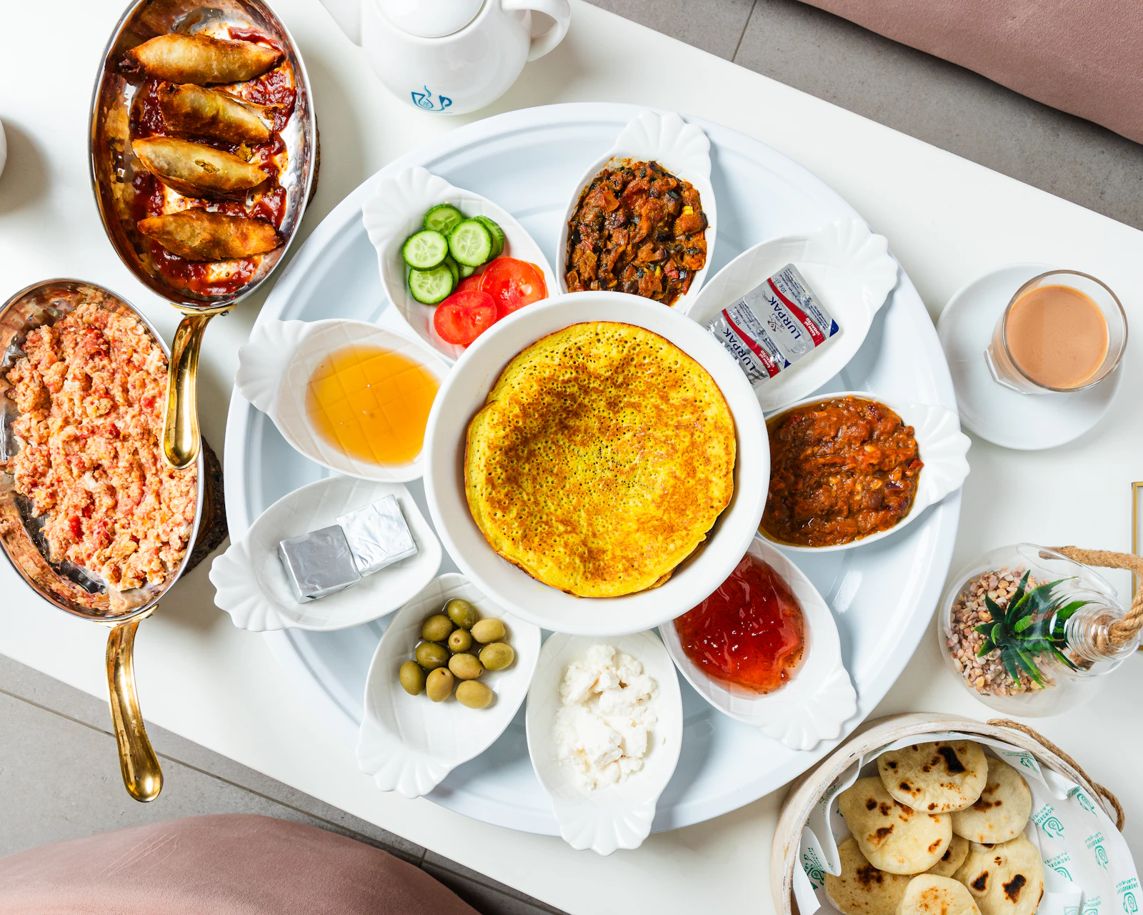 مطعم مغربي تقليدي في مراكش يقدم الطعام